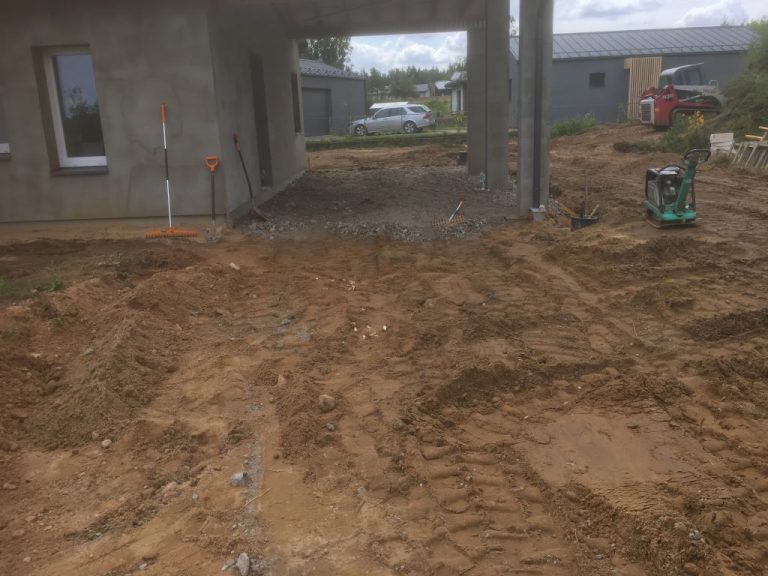 Vejos sėjimas, trinkelių klojimas ir nuogrindos įrengimas
