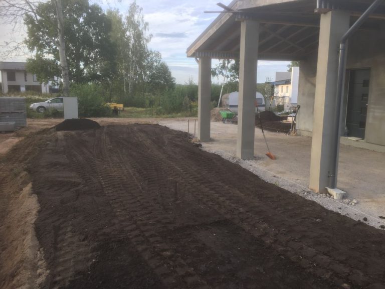 Vejos sėjimas, trinkelių klojimas ir nuogrindos įrengimas
