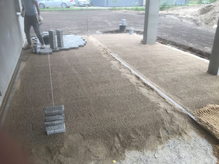 Vejos sėjimas, trinkelių klojimas ir nuogrindos įrengimas