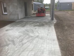 Atliktas trinkelių klojimas