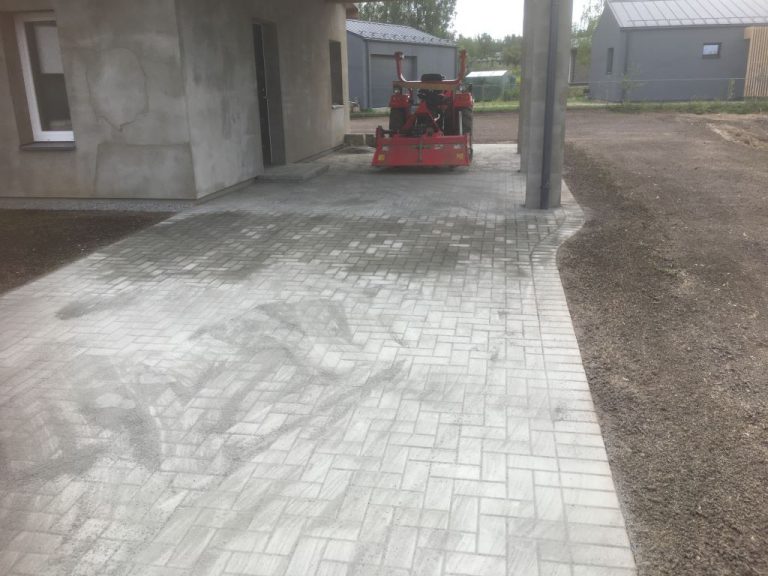Atliktas trinkelių klojimas